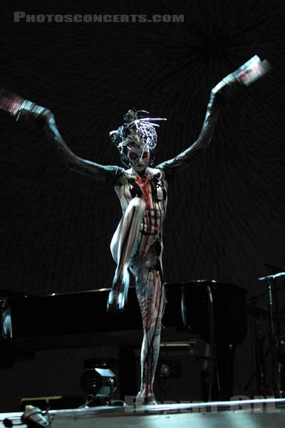 JOHANNA CONSTANTINE - 2009-04-09 - PARIS - Grand Rex - 